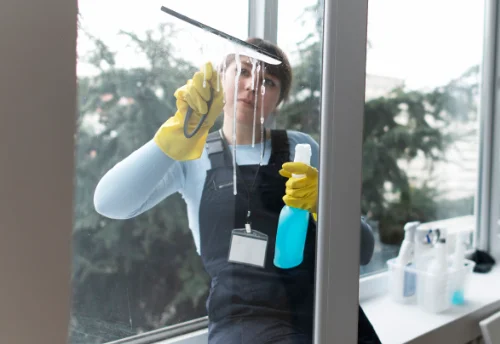 Nettoyage de vitres intérieures et extérieures au Castellard-Mélan